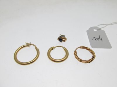 trois paires de boucles d'oreilles créoles en or avec leur étiquette de prix