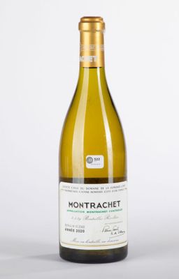 une bouteille de vin blanc posée sur une table