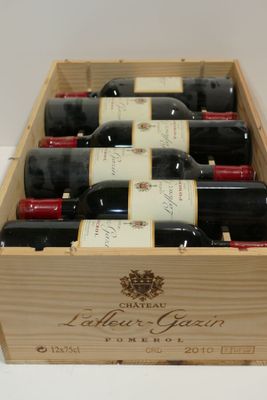 bouteilles de vin rouge dans un coffret en bois sur une table