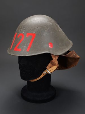 un gros plan d'un casque sur une tête de mannequin