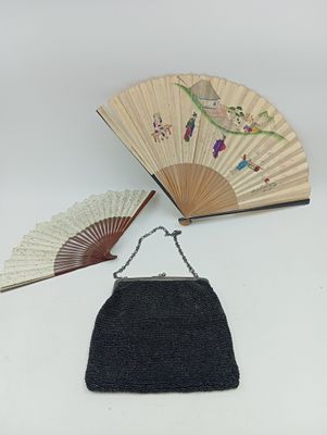 sac à main noir orné de perles, avec un éventail et une bandoulière à chaîne
