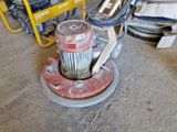 une machine posée sur le sol du garage