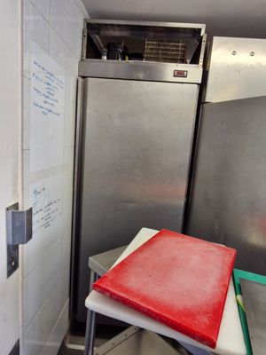 une planche à découper rouge posée sur une table dans une cuisine