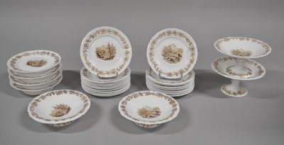 plusieurs assiettes et tasses posées sur une table