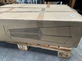 un carton posé sur une palette