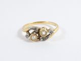 Gros plan sur une bague en or ornée de perles