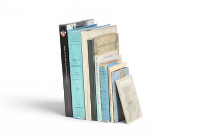 plusieurs livres sont empilés sur une surface blanche