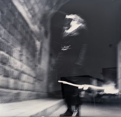 une photo en noir et blanc d'un homme sur un skateboard