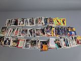 tout un tas de cartes de baseball posées sur la table