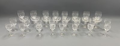 beaucoup de verres à vin vides sur la table