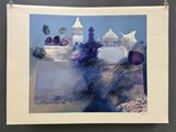 une photo d'un tableau représentant une table sur laquelle sont posés des vases