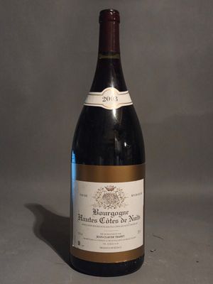 une bouteille de vin posée sur une table