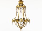 un lustre en or et en cristal suspendu au plafond