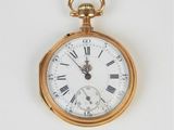 une vieille montre de poche en or avec des chiffres romains et des chiffres romains sur le cadran