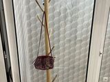 une photo d'un porte-manteau auquel est accroché un panier