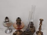 de nombreux objets en verre et en laiton de toutes sortes sur la table