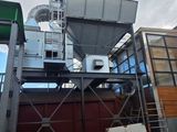 un camion garé devant un bâtiment
