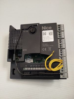 un petit appareil électronique muni d'un cordon jaune