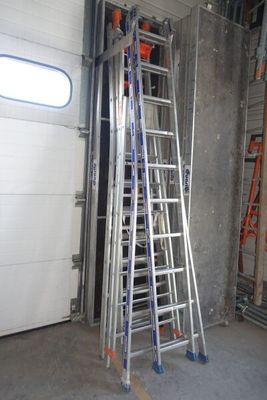 une échelle appuyée contre un mur dans un garage