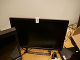 un écran d'ordinateur posé sur un bureau, à côté d'un ordinateur portable