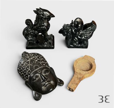 trois figurines posées à côté d'une cuillère en bois