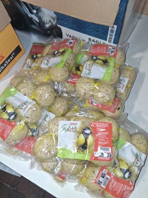 plusieurs sacs de provisions posés sur une table à côté d'une caisse de bananes