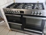 une cuisinière en acier inoxydable équipée de deux fours dans une cuisine