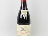 une bouteille de vin posée sur une table