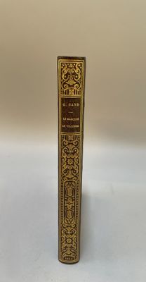 un vieux livre posé sur une table blanche
