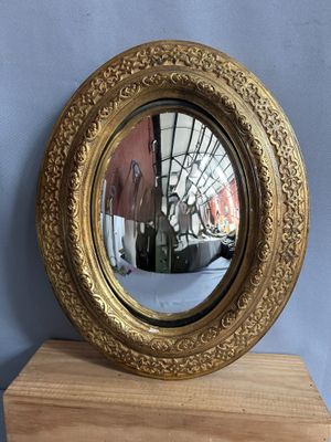 un miroir posé sur un socle en bois