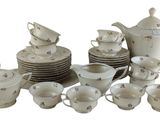 une photo montrant un ensemble d'assiettes, de tasses et de soucoupes en porcelaine