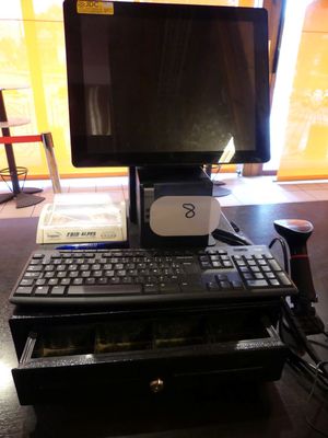 un clavier et un écran posés sur un bureau