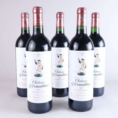 trois bouteilles de vin rouge posées sur une table blanche