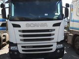deux camions garés l'un à côté de l'autre dans un parking