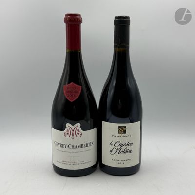 deux bouteilles de vin posées l'une à côté de l'autre sur une table