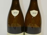 deux bouteilles de vin posées l'une à côté de l'autre sur une table