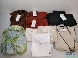 un tas de vêtements posés sur une table