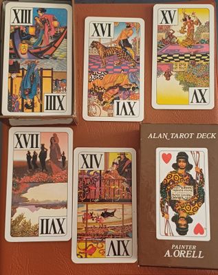 quatre jeux de cartes sur la table