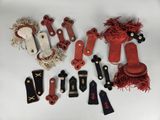 un grand nombre d'objets différents posés sur une table