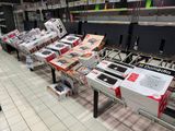 de nombreux appareils électroniques exposés dans un magasin