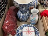 une boîte remplie de vases et d'assiettes de toutes sortes
