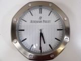 une horloge qui se trouve sur le mur d'un bâtiment