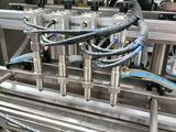 une machine à laquelle sont raccordés tout un tas de fils