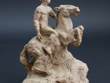 statue représentant un homme à cheval, assis sur un rocher en compagnie d'une chèvre