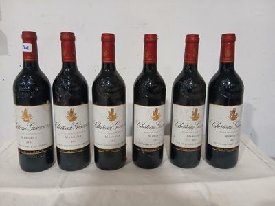 six bouteilles de vin sont alignées sur une table