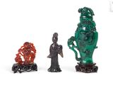 trois figurines en jade représentant une femme et un dragon