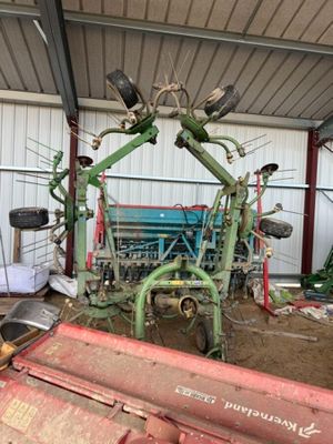 un tracteur garé dans un garage