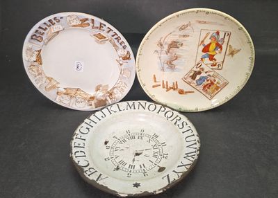 trois assiettes aux motifs différents posées sur une table