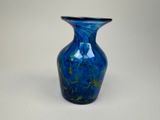 un vase bleu posé sur une table