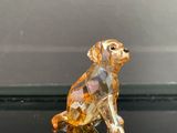 statue d'un chien assis sur une table en verre